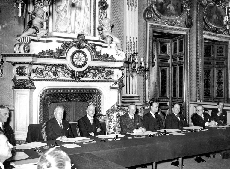 Meeting of t he Intergovernmental Committee (from left to right: Rublee, Taylor, Winterton, Bonnet, Cárcano, Lobo, Bérenger) at the French Foreign Ministry, Paris, February 15, 1939  The final resolution stipulates the establishment of a board of directors to assist the Committee director. Lord Winterton takes the position of chair, with Myron C. Taylor (US), Henry Bérenger (France), Willem Cornelis Beucker Andreae (Netherlands) and Hélio Lobo (Brazil) as his deputies. Hélio Lobos appointment as Latin American representative is particularly important to the US. At Rublee’s request, Robert T. Pell, an experienced US diplomat, is named managing director. SZ Photo, München