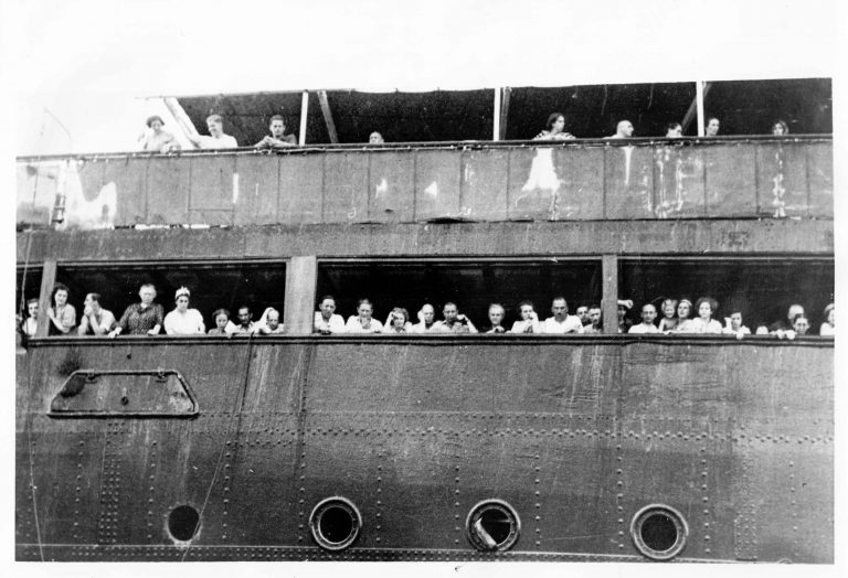 Passagiere der auf der Reede von Havanna ankernden St. Louis, 2. Juni 1939 The New York Times, Paris Office / National Archives, College Park, MD