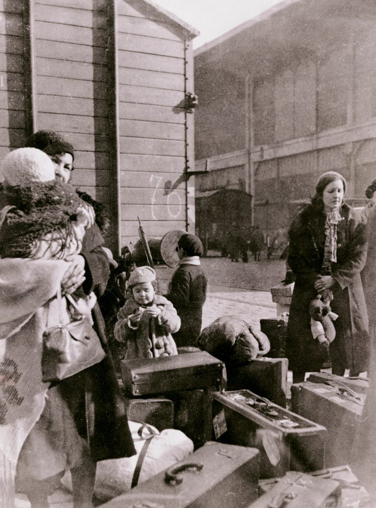 Jüdische Flüchtlinge warten auf Ausreisegenehmigungen, um an Bord eines Dampfers nach Palästina gehen zu können, um 1935 American Jewish Joint Distribution Committee Archives, New York, NY