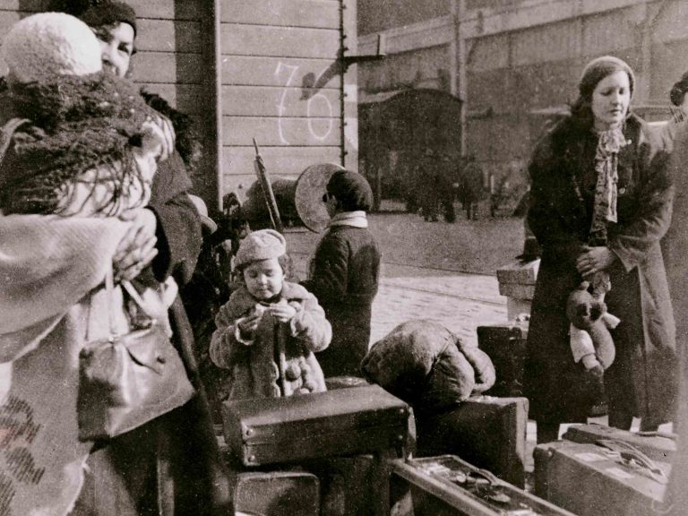 Jüdische Flüchtlinge warten auf Ausreisegenehmigungen, um an Bord eines Dampfers nach Palästina gehen zu können, um 1935 / American Jewish Joint Distribution Committee Archives, New York, NY