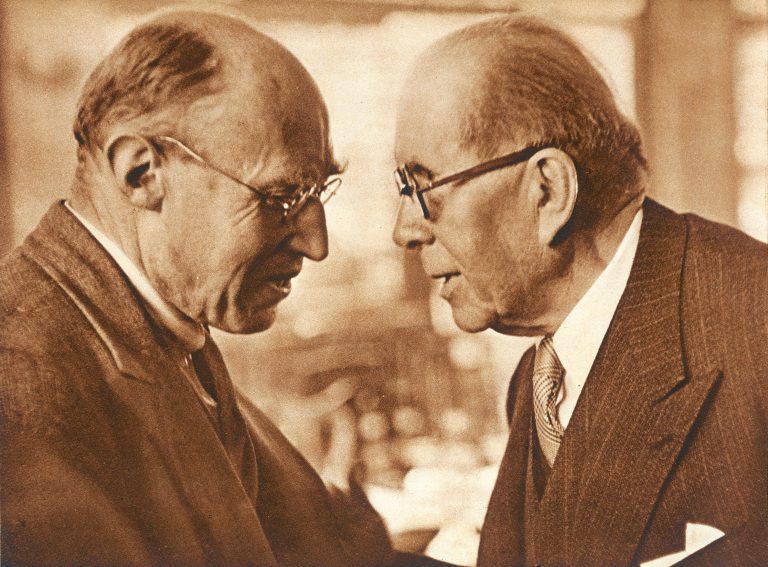 Norman Bentwich speaking with Henry Bérenger at the conference Norman Bentwich, representative of the Council for German Jewry, already worked closely with the representatives of the “Big Three” during preparations for the conference. After submitting a joint memorandum from several Jewish organizations to the conference and addressing the subcommittee with a plea for greater receptivity by the states towards the refugees, Bentwich attempts in London to recruit select British politicians to participate in the planned Intergovernmental Committee for Refugees. Zürcher Illustrierte, No. 29, July 15, 1938 / Zentralbibliothek Zürich