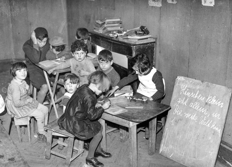 Kinder jüdischer Flüchtlinge aus Deutschland genießen ihre Pause vom provisorischen Schulunterricht in einem leerstehenden Gebäude am Boulevard MacDonald im Dezember 1933 in Paris Collection Cegesoma, Brüssel, DO4 AGR 51689