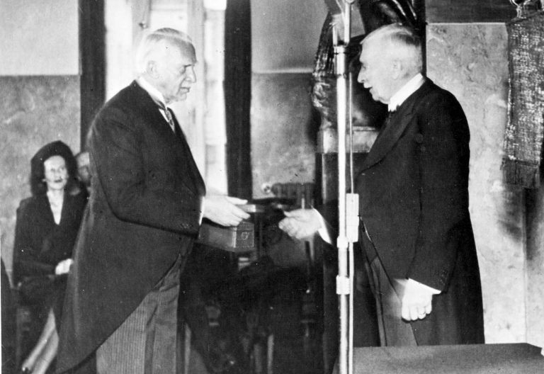 Michael Hansson receives the Nobel Peace Prize for the Nansen Office from Fredrik Stang, the chairman of the Nobel Committee, Oslo, December 10, 1938 In September 1938 the League of Nations decides to close the Nansen Office and the office of the “High Commissioner for Refugees from Germany (Jewish and other),” whose work is now to be continued by a high commissioner for refugees stationed in London. Shortly before its dissolution, the Nansen Office receives the Nobel Peace Prize in November 1938. picture alliance / TT NEWS AGENCY